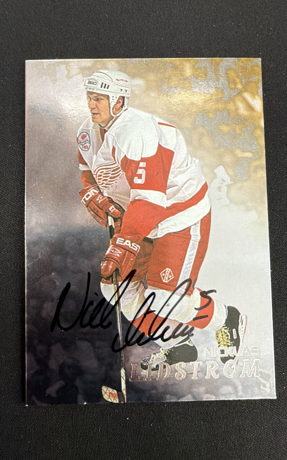 1998-99 In the Game Be A Player - Nicklas Lidstrom #197 Gold Autographs (AU)