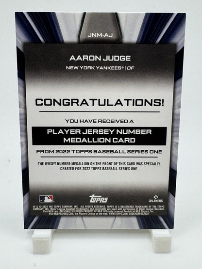 AARON JUDGE 2022 TOPPS SERIES 1 COMMEMORATIVE JERSEY NUMBER MEDALLION #JNM-AJ