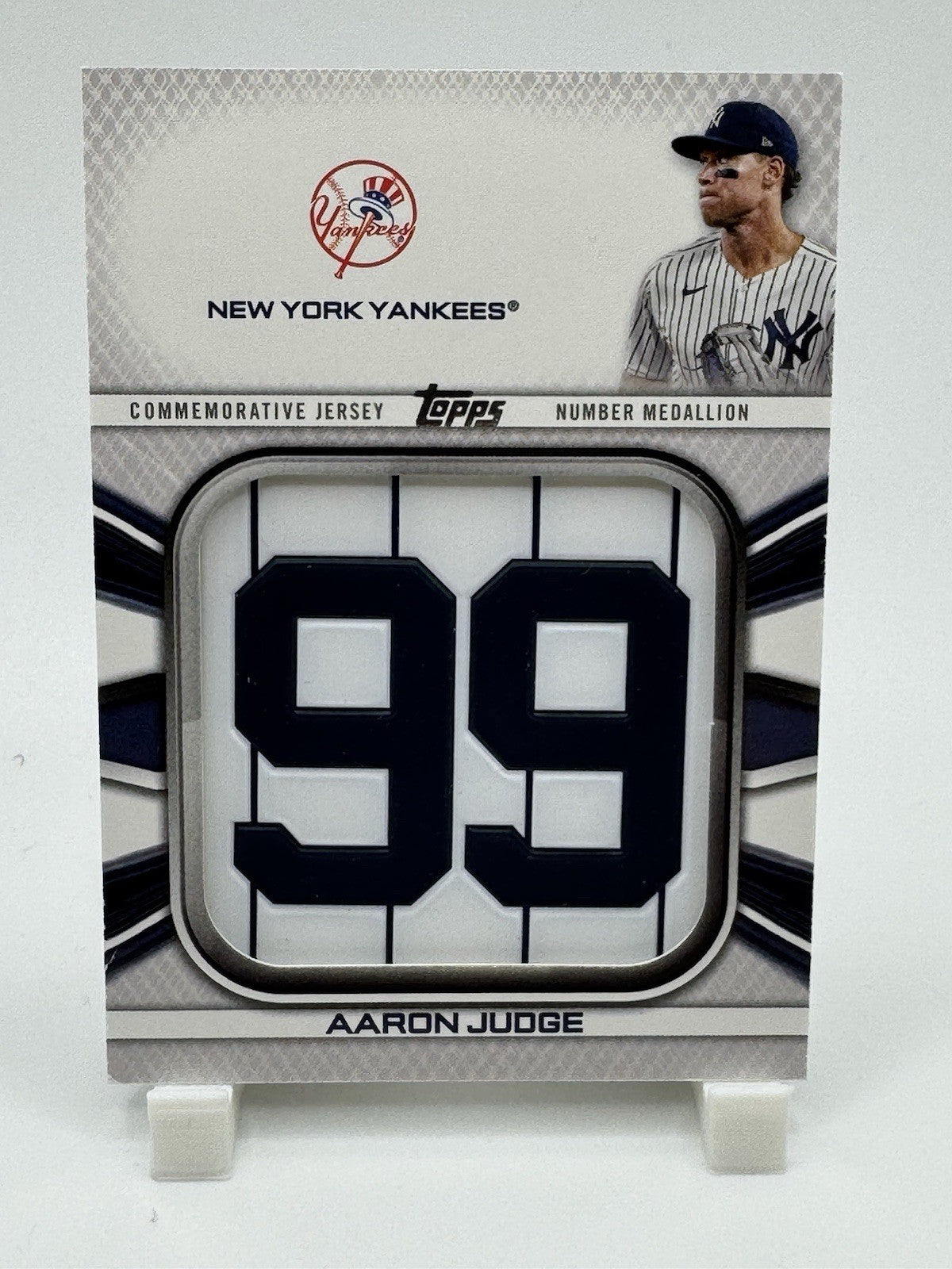 AARON JUDGE 2022 TOPPS SERIES 1 COMMEMORATIVE JERSEY NUMBER MEDALLION #JNM-AJ