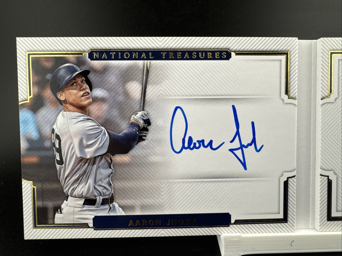 2018 National Treasures Aaron Judge 9/25 Signature Material Booklet #SMB-AJ Auto